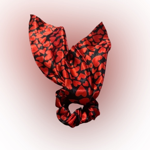 🛍️ 5 For $15 NWOT Red Heart Patterned Hair Scrunchie - Picture 1 of 1